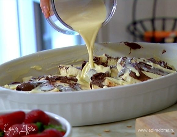 Залить ломтики хлеба яично-молочной массой и оставить на 30 минут, чтобы хлеб полностью пропитался.