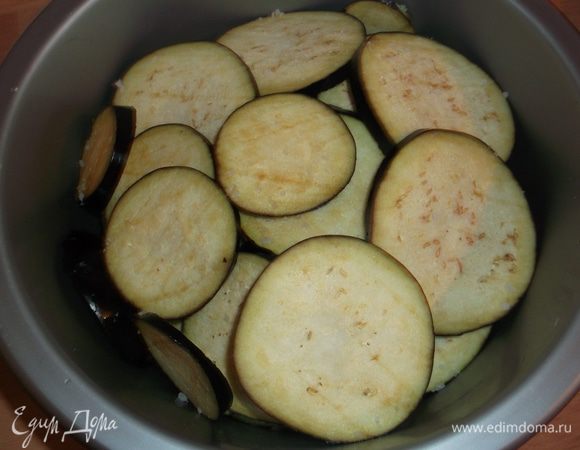 нарезаем кружочками баклажаны, пересыпаем солью и даём отстояться пару часов, что бы вышла горечь