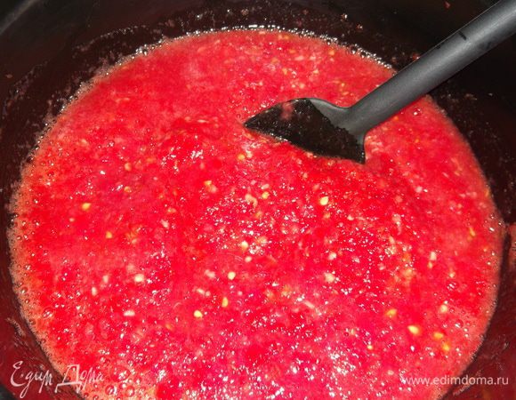 в это время перемалываем на мясорубке сладкий перец очищенный от семян, помидоры,жгучий перец, чеснок, добавляем уксус, соль по вкусу, хорошенько перемешиваем