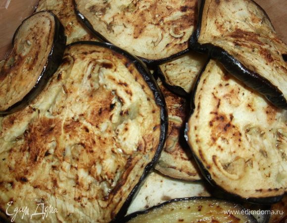 отжимаем баклажаны и обжариваем на раскалённом растительном масле до золотистого цвета