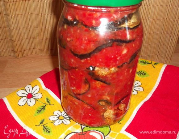 затем раскладываем в банки, слой баклажанов, слой томатной заправки, заполняем банку, сверху присыпаем немного солью и закрываем. Приятного аппетита!