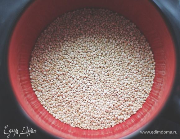 Киноа промыть в прохладной воде.