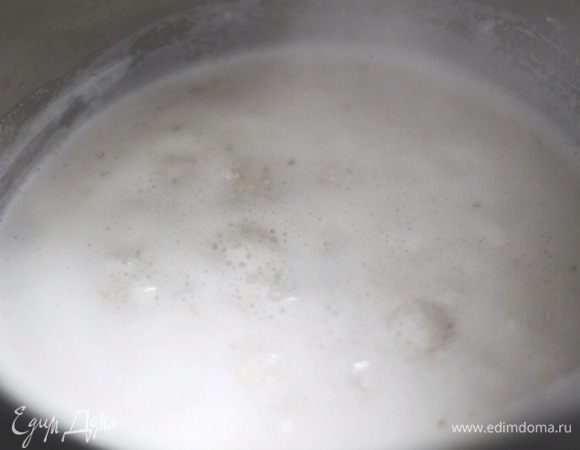 Погрузить киноа в подходящее к кипению молоко, 
и варить 12 минут.
Это стандартное количество времени, необходимое для того, чтобы
киноа стало прозрачным, потеряло естественную горчинку.

Когда киноа сварится, отставьте "молочную кашку" охлаждаться.