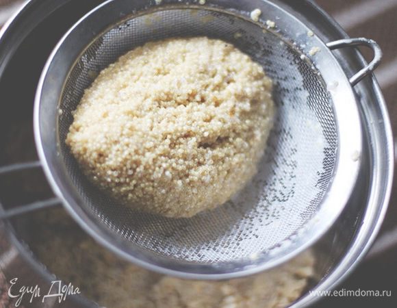 Теперь добавляем в тесто процеженное от молока киноа.