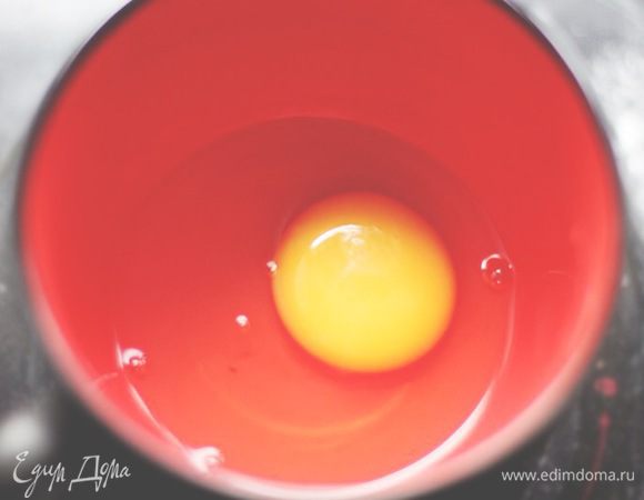 Взбиваем яйцо, и отправляем в миску с тестом.