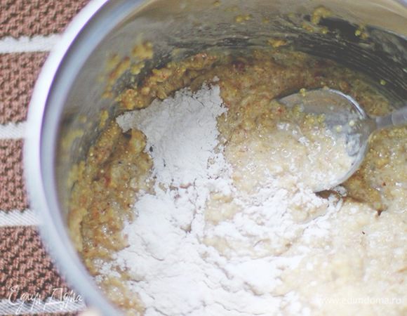 Перемешиваем тесто. Пермешав, я поняла, что 
можно добавить еще немножко муки.
И бахнула еще столовую ложку.)

Как только тесто стало достаточно густым,
убираем его в холод на час, чтобы оно пропиталось и схватилось.
