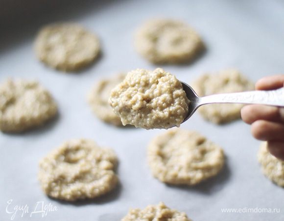 Через час достаём тесто, и на заранее приготовленный лист с пекарской бумагой,
выкладываем небольшие порции печенья, придавая ему форму.