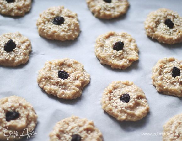 Я посыпала их кунжутом, и украсила изюминкой,
дабы они не выглядели "слепыми")