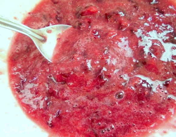 Из черешни удалить косточки. Измельчить ее в блендере в однородную массу. Не страшно, если будут попадаться кусочки, т.к. масса потом будет протираться через сито.