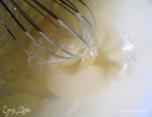 Желтки взбить с сахаром до загустения.