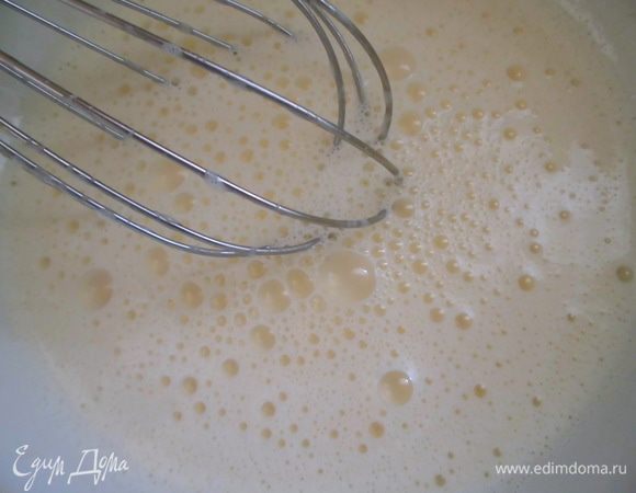 Сливки с молоком прогреть до появления первых пузырьков, но не кипятить! Взбивая, вводить в желтки с сахаром. Еще немного взбить.