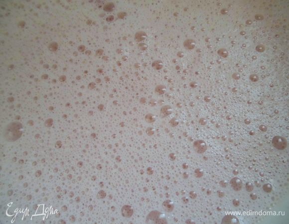 Добавить черешневое пюре, несколько капель ванильного ароматизатора, поставить на слабый огонь и, помешивая, держать около 5 минут. Смесь не должна кипеть! 