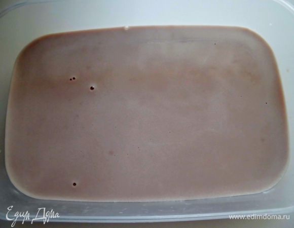 Протереть всю массу через сито. Дать остыть. Я охлаждаю в миске с холодной водой. Перелить в пластиковый контейнер и убрать в морозилку. Помешивать каждый полчаса( если не будете забывать, как я) . Нужно помешивать раза 4, если больше, то это только приветствуется! Готовое мороженое выложить в креманки и подавать. Приятного аппетита!