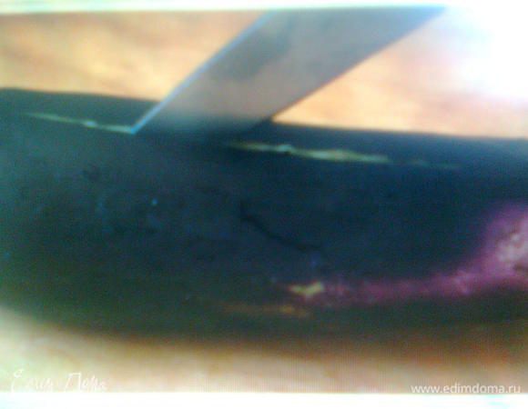 Свежую зелень перебрать и мелко порубить. У  отварного гороха  снять кожуру и поделить на две  половинки. У баклажанов отрезать хвостики, острым ножом сделать продольный разрез по центру.Удалить  у баклажанов мякоть и добавить её в фарш.  Поставить на огонь кастрюлю с водой. Как только вода закипит, всыпать соль и опустить в кипящую воду баклажаны. Проварить овощи минут 4 - 5, затем достать из кипятка, дать остыть и аккуратно отжать лишнюю воду.