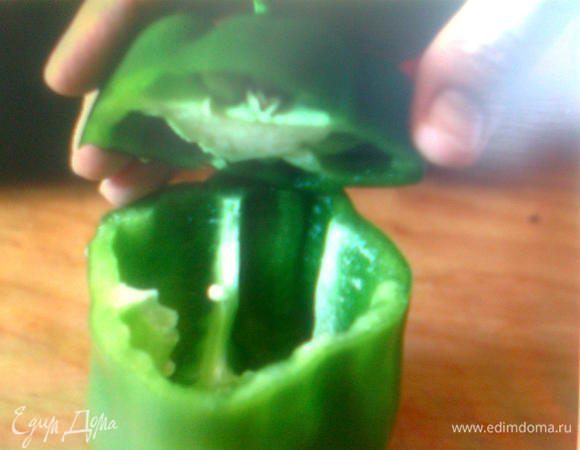 У перцев отрезать шляпки, но не до конца и удалить семена. 