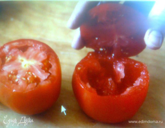 То же самое проделываем с помидорами-отрезать не до конца шляпки. Чайной ложкой или маленьким ножом аккуратно вырезать мякоть и собрать её в отдельную миску (она нам понадобится) .Овощи готовы.В фарш добавить  порцию сливочного масла (на 500 г мяса х 150 г масла), иначе фарш получится жёстким. Обжарить на сливочном масле измельчённый лук, в конце добавить фарш и обжарить до готовности. 