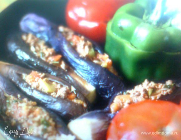 Затем добавить горох и обжарить ещё немного на сильном огне, чтобы полностью выпарилась влага из фарша. Снять с огня, добавить порубленную зелень и измельчённую мякоть помидоров. Посолить, поперчить, всыпать 2-3 щепотки куркумы и перемешать. Начинка готова. При помощи чайной ложки начиняем овощи фаршем, плотно укладываем их в толстенную посуду. Влить полстакана (не больше) воды, прикрыть крышкой и поставить кастрюлю на средний огонь. Минут через 15 по дому будет стоять волшебный аромат. Жидкость должна большей частью выкипеть. Готовится долма минут 30-40 на среднем огне.