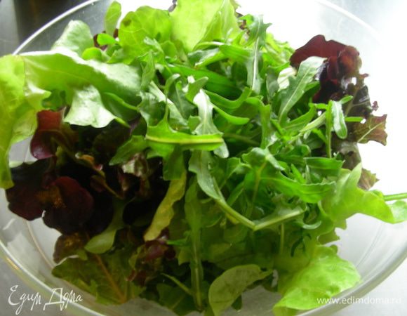 Салат и рукколу моем и сушим.
