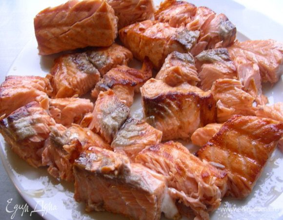 В рецепте его предлагают нарезать на кусочки и обжарить в горячем масле (минуты по 3 с каждой стороны), а затем посыпать солью, перцем и паприкой. Я филе готовила на сковороде-гриль, сразу посыпала солью и перцами и на кусочки резала готовое филе. 
