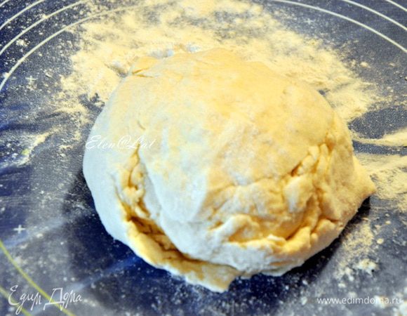 Ингредиенты для теста смешать и замесить мягкое эластичное творожное тесто. Убрать в холодильник на час.