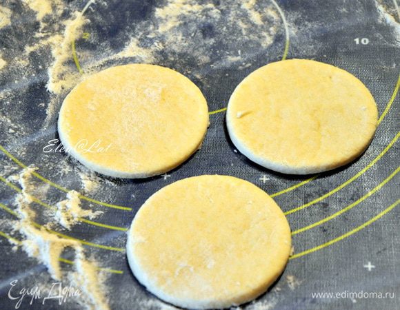 Теперь лепим сумочки. Для этого раскатываем тесто не очень тонко и вырезаем кружочки, размер любой, в зависимости от того, какого размера вы хотите видеть печенье.