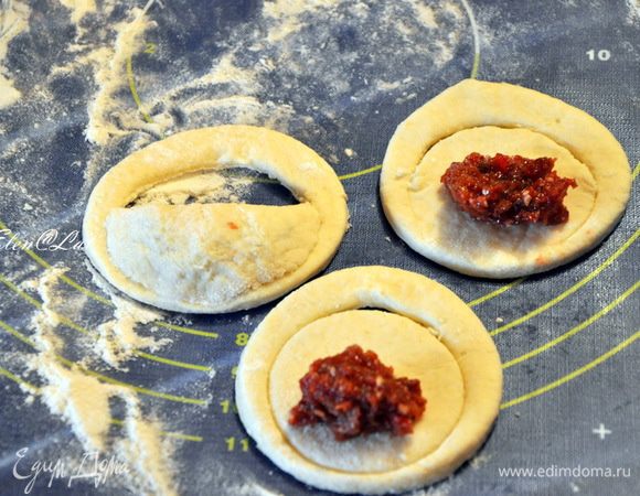 Теперь на нижнюю часть кладем начинку и формируем сумочку. 
