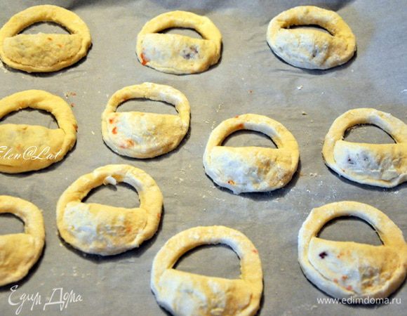 Выкладываем сумочки на застеленный пергаментом противень. Выпекаем в предварительно разогретой до 180 С духовке до золотистого цвета.