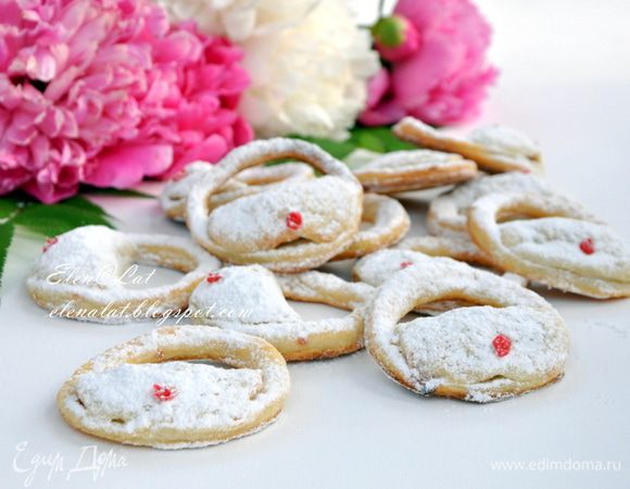 Готовое печенье остудить и посыпать сахарной пудрой. Можно сделать кнопочки на сумочках, у меня кусочки вишни)))
Приятного аппетита!!! Печенье получилось очень и очень вкусным!!!
