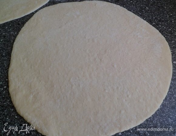 подошедшее тесто раскатываем, но не сильно тонко