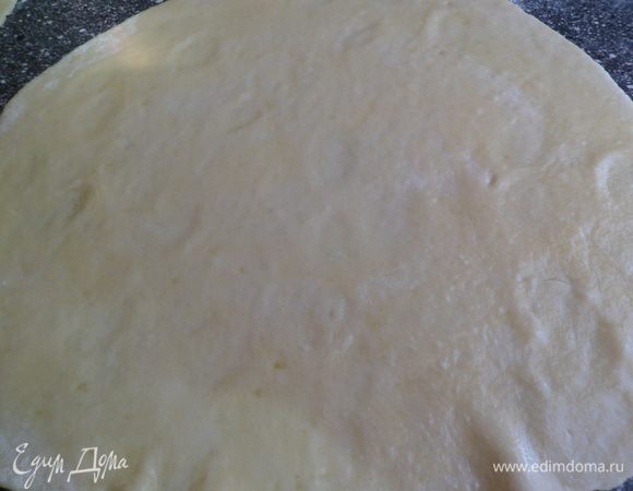 затем тесто продавливаем пальцами, чтобы лепешки не раздулись при выпекании
