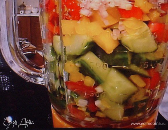 Паприки очистить от семян и перепонок, помидоры порезать, шалот порубить, огурцы порезать на кусочки. 