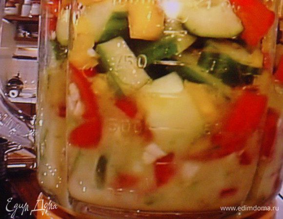  Все овощи взбить в блендере с добавлением чеснока, сахара, соли, порошка чили, оливкового масла, бульона в пюре. Выдавить сок  лайма и добавить в гаспачо по вашему вкусу. Охладить.