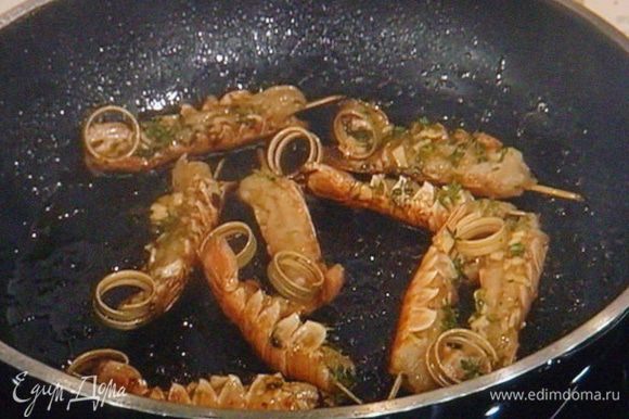 Замаринованные креветки обжарить на сковородке гриль или обычной по 1 мин с каждой стороны. Посолить, поперчить ( по желанию ), сбрызнуть соком лайма.