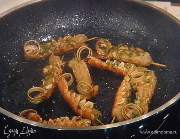 Замаринованные креветки обжарить на сковородке гриль или обычной по 1 мин с каждой стороны. Посолить, поперчить ( по желанию ), сбрызнуть соком лайма.