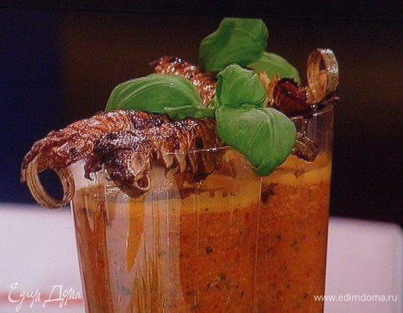 Гаспачо подавать олаждённым, украсить веточкой базилика. Приятного аппетита!!