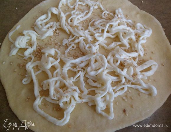 промытый и обсушеный сыр укладываем на лепешки и посыпаем кунжутом
