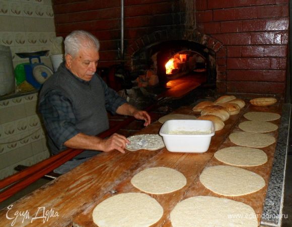 вообще такие лепешки и питу пекут вот в таких печах, но за неимением таковой, приходится выкручиваться.
