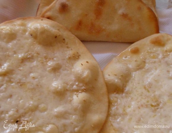 готовые лепешки немного остужаем и складываем пополам.
