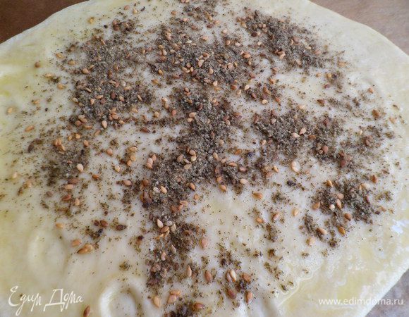 на лепешки с заатаром также раскатываем тесто, смазываем смесью оливкового масла и заатара. Я же смазала маслом и присыпала сухим заатаром
