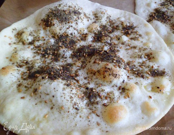 запекаем в разогретой до максимума духовке сначала на нужнем уровне 2-3 минуты, затем на верхнем до легкого зарумянивания
