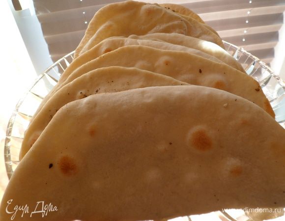 готовые лепешки немного остужаем и складываем пополам. Подаем к чаю. Приятного аппетита. Лепешки лучше хранить в полиэтиленовом мешочке, чтобы они не высохли.