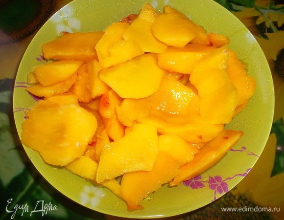 Персики помыть, очистить от косточек и кожуры. Можно порезать дольками, а  я люблю когда кусочки максимально крупные, лучше половинки..