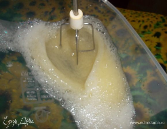 Белки отделить от желтков и взбить до мягких пиков...