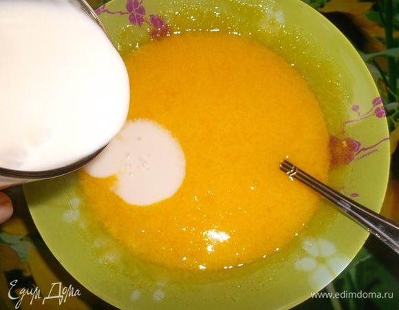 Желтки растереть с сахаром, влить йогурт и перемешать...