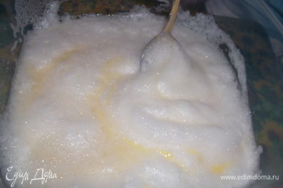 В желтковую массу добавить муку с содой и перемешать. Добавить к взбитым белкам и аккуратно смешать...(конечно сода не совсем то в бисквитном тесте, но у нас и не совсем классический бисквит:-))...)