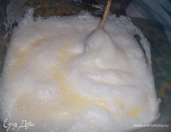 В желтковую массу добавить муку с содой и перемешать. Добавить к взбитым белкам и аккуратно смешать...(конечно сода не совсем то в бисквитном тесте, но у нас и не совсем классический бисквит:-))...)