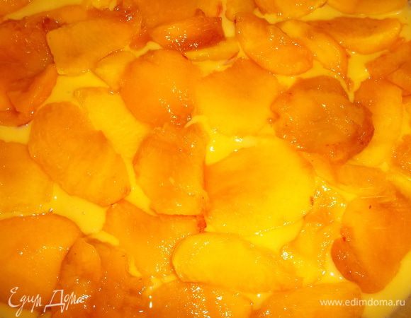 Вылить тесто в смазанную маслом форму, сверху выложить персики и в духовку на 180 град, примерно 25-35 минут...