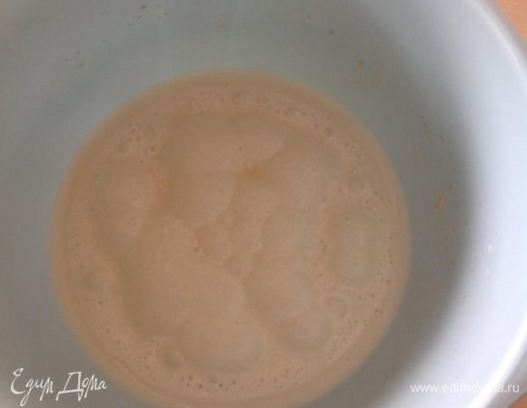 В теплое молоко всыпать сахар и  дрожжи,перемешать и оставить на 15 мин. Пусть закваска подойдет. Примерно как на фото.