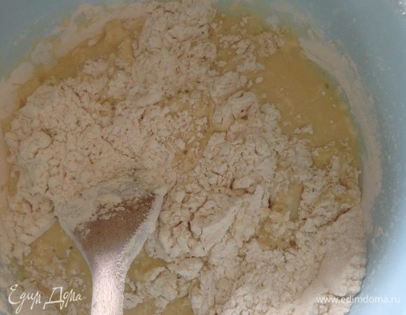 Добавляем муку. Вымешиваем (без фанатизма))) и ставим в теплое место, обтянув миску пищевой пленкой... примерно на час. У меня есть функция в духовке для подхода теста (35 гр.).... тогда время сокращается 30-40 мин.