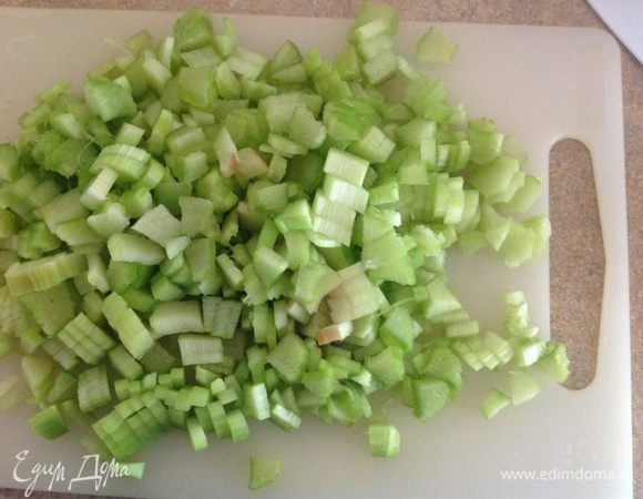 Пока тесто подходит готовим ревень и заливку. Режем ревень на кусочки по  полсантиметра.